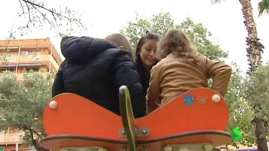 Una familia monoparental. Una familia monoparental.