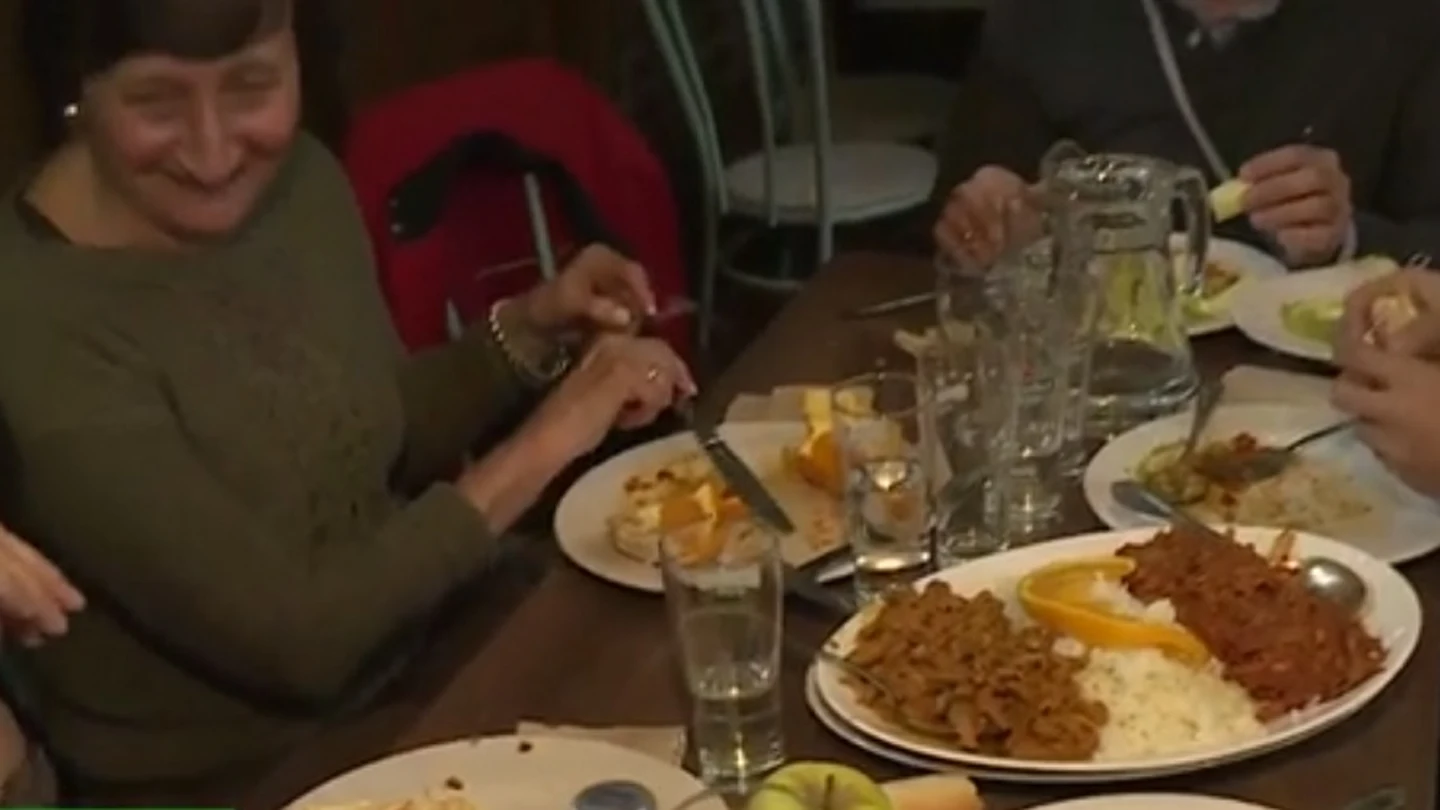 Imagen de una comida solidaria organizada por el padre Ángel Imagen de una comida solidaria organizada por el padre Ángel