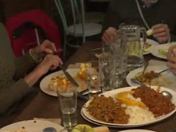 Imagen de una comida solidaria organizada por el padre Ángel Imagen de una comida solidaria organizada por el padre Ángel