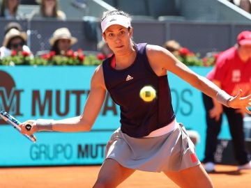 Garbiñe Muguruza devuelve una bola en un partido Garbiñe Muguruza devuelve una bola en un partido