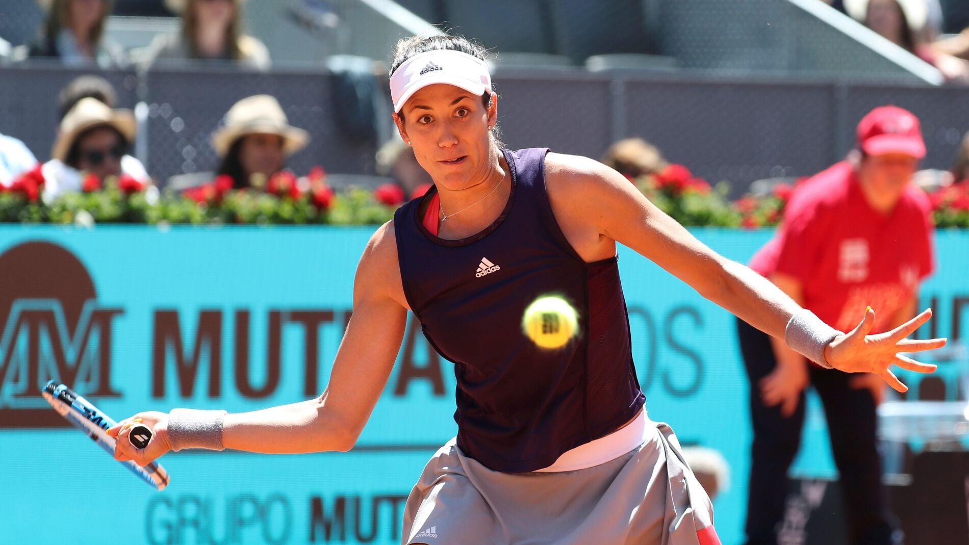 Garbiñe Muguruza devuelve una bola en un partido