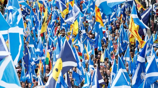 Miles de personas marcharon hoy pacíficamente por las calles de Glasgow, la ciudad más grande de Escocia Miles de personas marcharon hoy pacíficamente por las calles de Glasgow, la ciudad más grande de Escocia