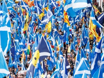 Miles de personas marcharon hoy pacíficamente por las calles de Glasgow, la ciudad más grande de Escocia Miles de personas marcharon hoy pacíficamente por las calles de Glasgow, la ciudad más grande de Escocia
