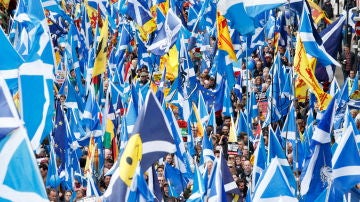 Miles de personas marcharon hoy pacíficamente por las calles de Glasgow, la ciudad más grande de Escocia