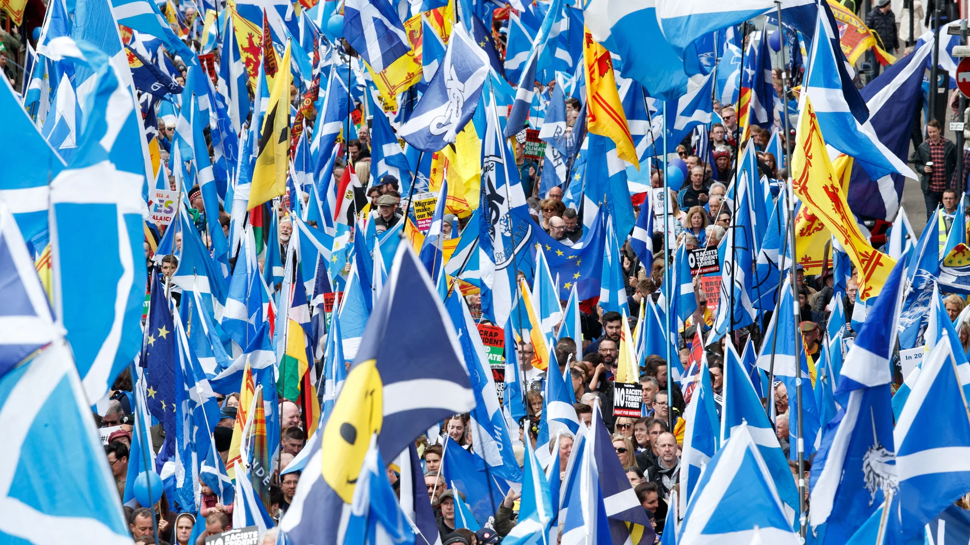 Miles de personas marcharon hoy pacíficamente por las calles de Glasgow, la ciudad más grande de Escocia