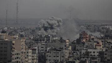 Cohetes lanzados desde Gaza hacia ciudades del sur impactan contra los edificios.