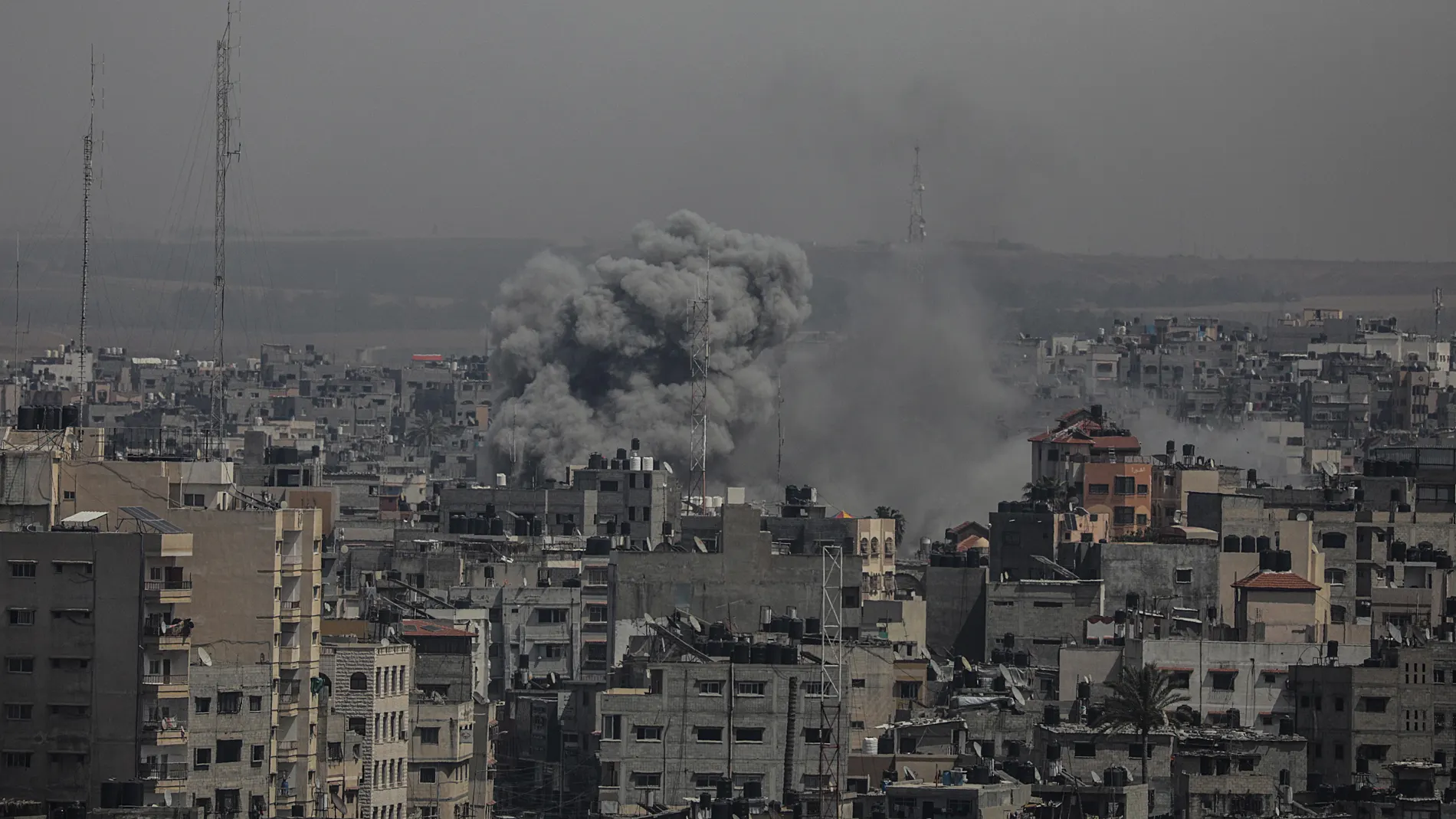 Cohetes lanzados desde Gaza hacia ciudades del sur impactan contra los edificios.