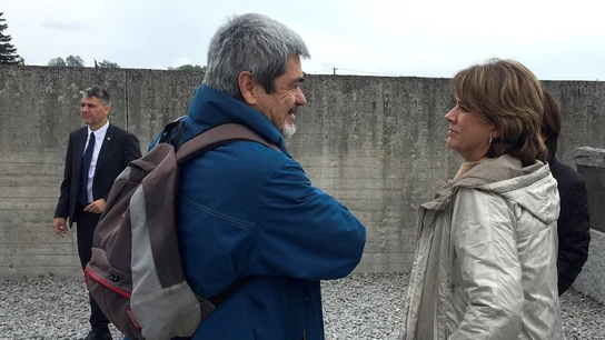 En la imagen, la ministra de Justicia, Dolores Delgado, conversa con el presidente de la asociación Amical de Mauthausen, Enric Garriga En la imagen, la ministra de Justicia, Dolores Delgado, conversa con el presidente de la asociación Amical de Mauthausen, Enric Garriga