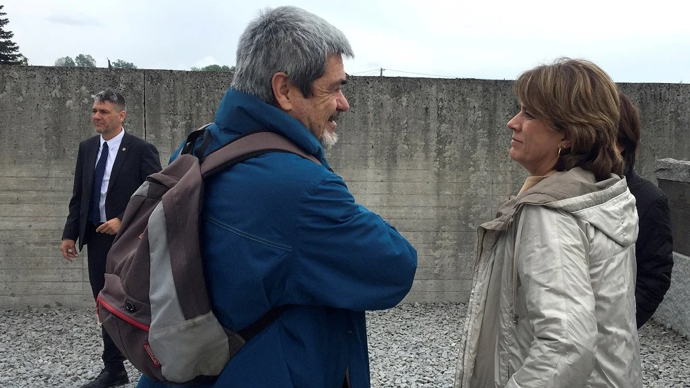 En la imagen, la ministra de Justicia, Dolores Delgado, conversa con el presidente de la asociación Amical de Mauthausen, Enric Garriga