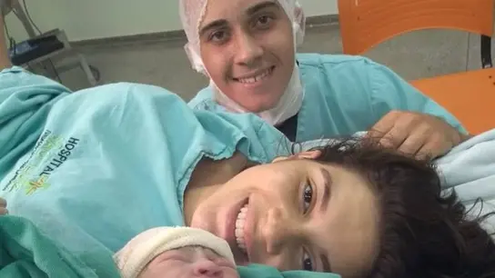 La pareja, momentos después de dar a luz a su bebé La pareja, momentos después de dar a luz a su bebé