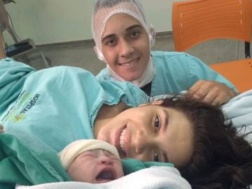 La pareja, momentos después de dar a luz a su bebé La pareja, momentos después de dar a luz a su bebé