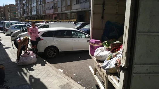 Imagen facilitada por la plataforma Stop Desahucios de Vicálvaro del desahucio de Soraya Fotografía facilitada por la plataforma Stop Desahucios de Vicálvaro del desahucio de Soraya