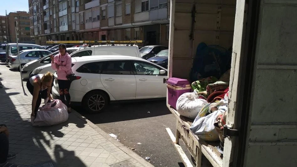 Fotografía facilitada por la plataforma Stop Desahucios de Vicálvaro del desahucio de Soraya