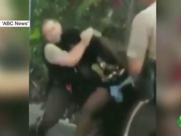Detienen a un policía tras mentir para justificar el brutal arresto de una mujer negra Detienen a un policía tras mentir para justificar el brutal arresto de una mujer negra