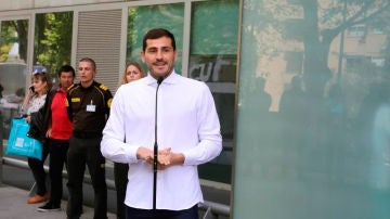 Iker Casillas, se dirige, emocionado a los medios tras salir del hospital