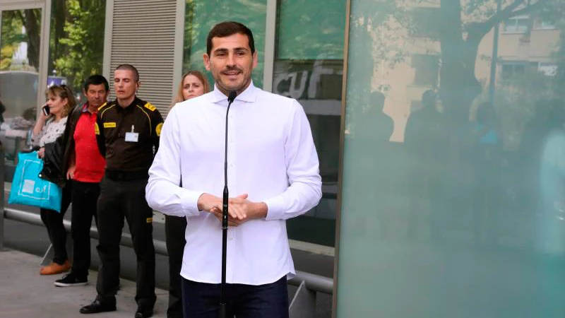 Iker Casillas, se dirige, emocionado a los medios tras salir del hospital