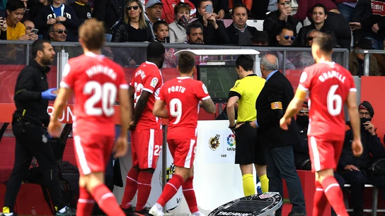 Los jugadores del Girona revisan las imágenes del Var Los jugadores del Girona revisan las imágenes del Var
