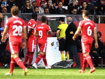 Los jugadores del Girona revisan las imágenes del Var Los jugadores del Girona revisan las imágenes del Var