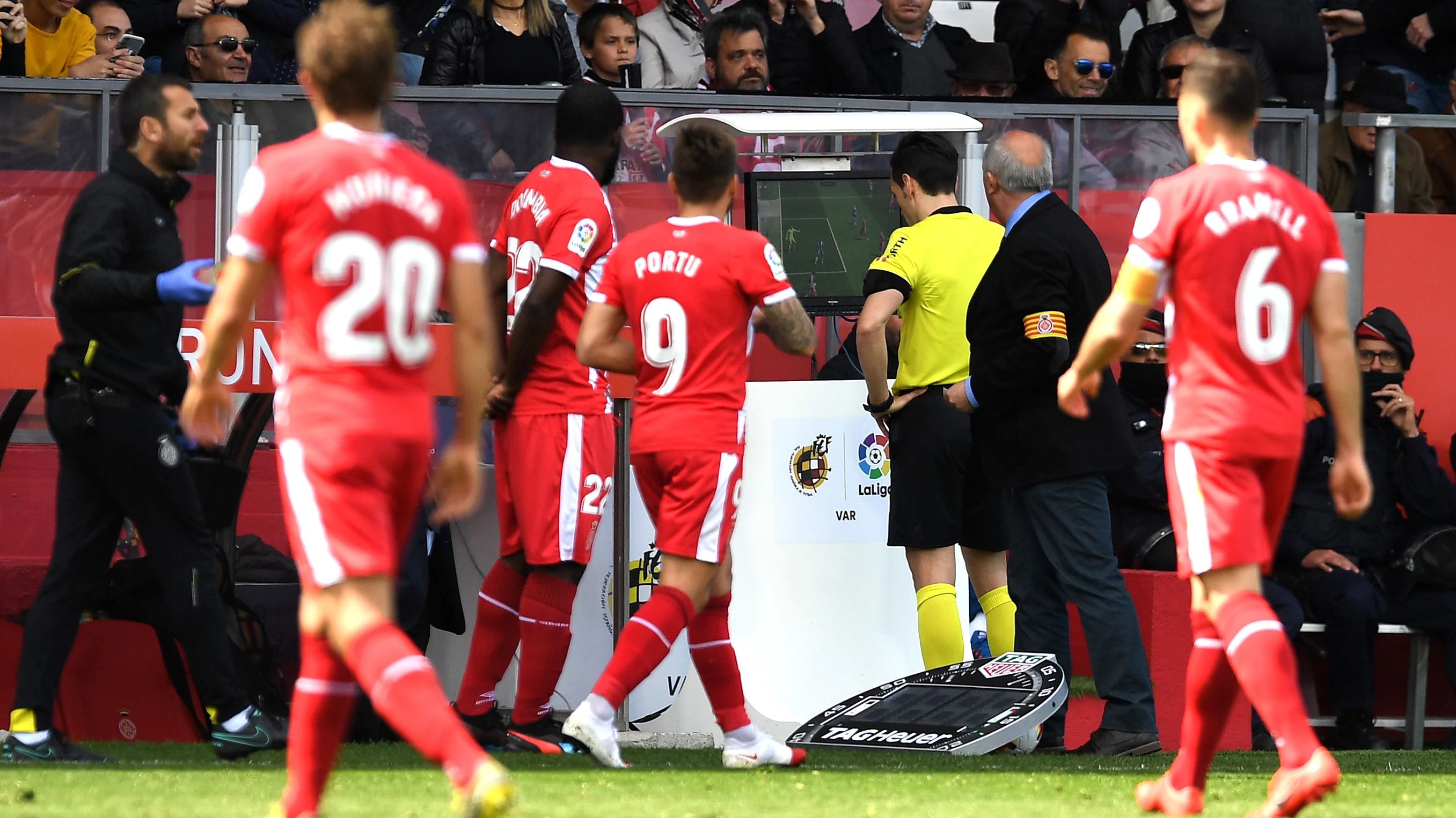 Los jugadores del Girona revisan las imágenes del Var