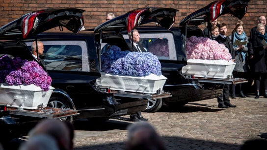 Los féretros de los tres menores fallecidos