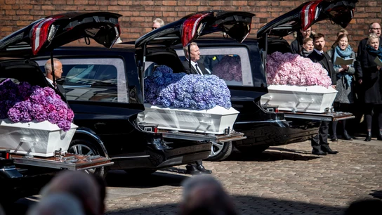 Los féretros de los tres menores fallecidos Los féretros de los tres menores fallecidos