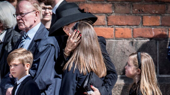 La princesa Mary consuela a su hija Isabel