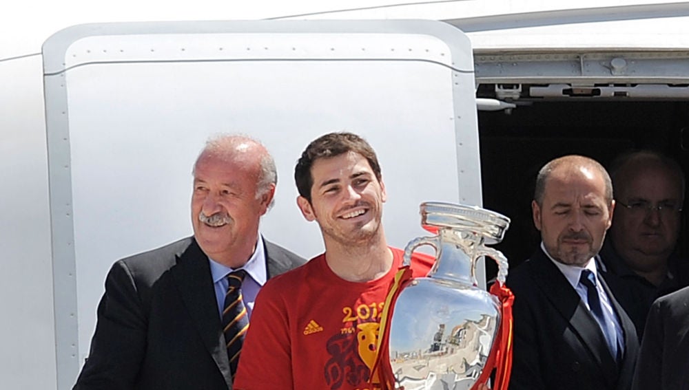 Vicente del Bosque e Iker Casillas, tras ganar la Eurocopa de 2012