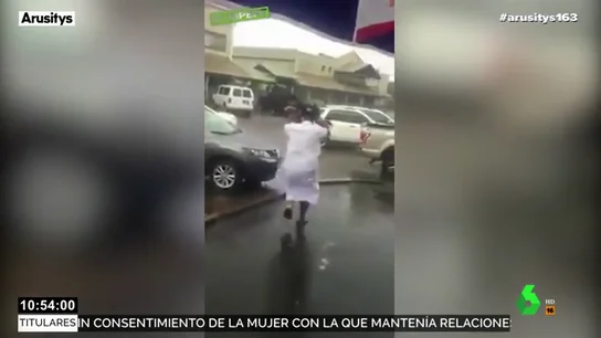 El polémico vídeo en el que un padre usa a su hijo como paraguas para resguardarse de la lluvia El polémico vídeo en el que un padre usa a su hijo como paraguas para resguardarse de la lluvia