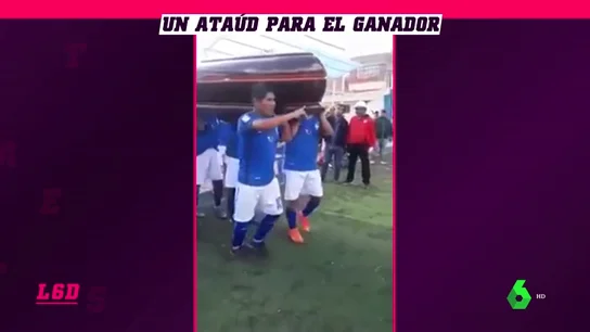 El trofeo más surrealista del deporte: ¡un ataúd! El trofeo más surrealista del deporte: ¡un ataúd!