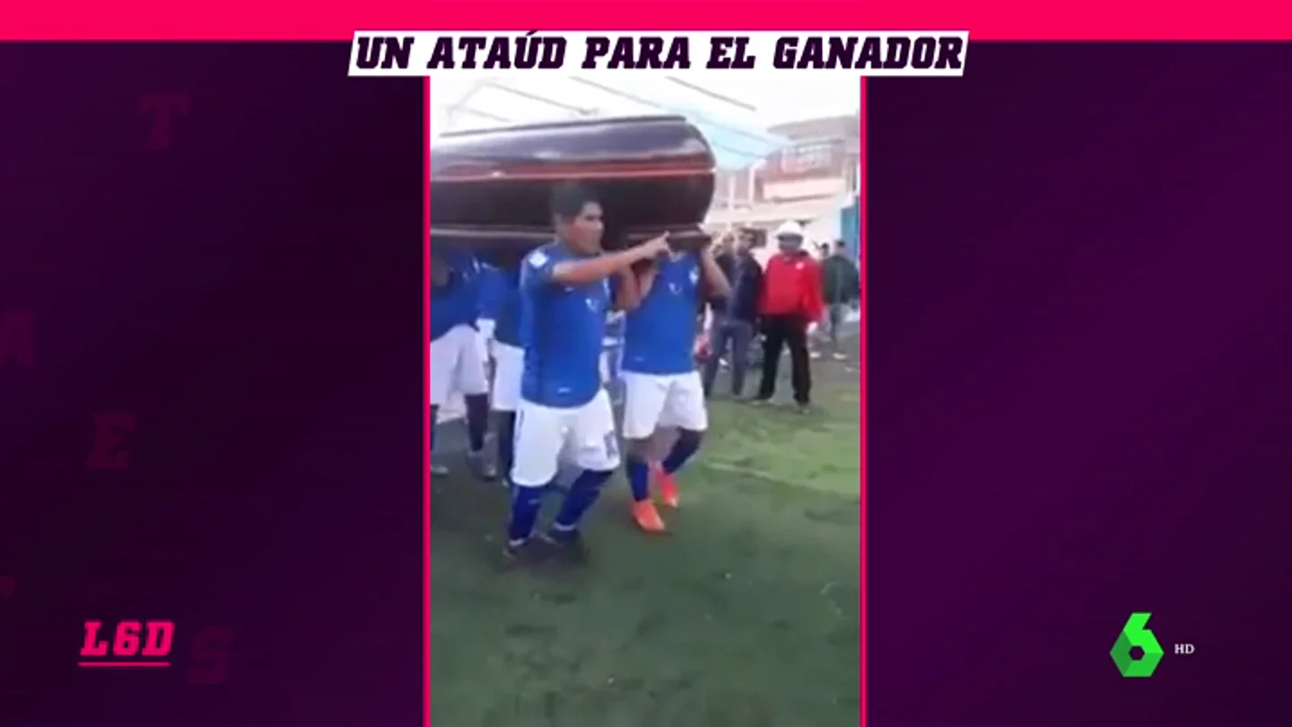 El trofeo más surrealista del deporte: ¡un ataúd! El trofeo más surrealista del deporte: ¡un ataúd!