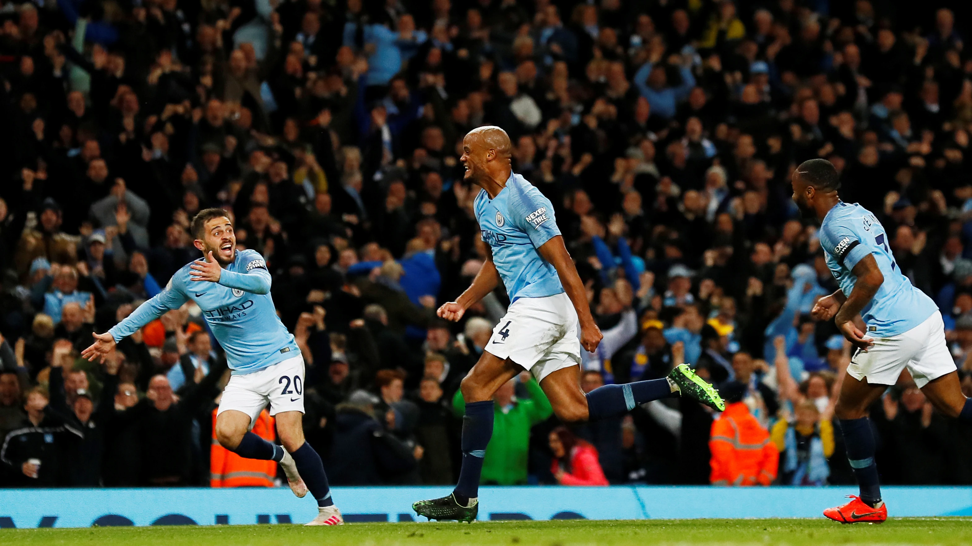 Kompany celebra su gol contra el Leicester