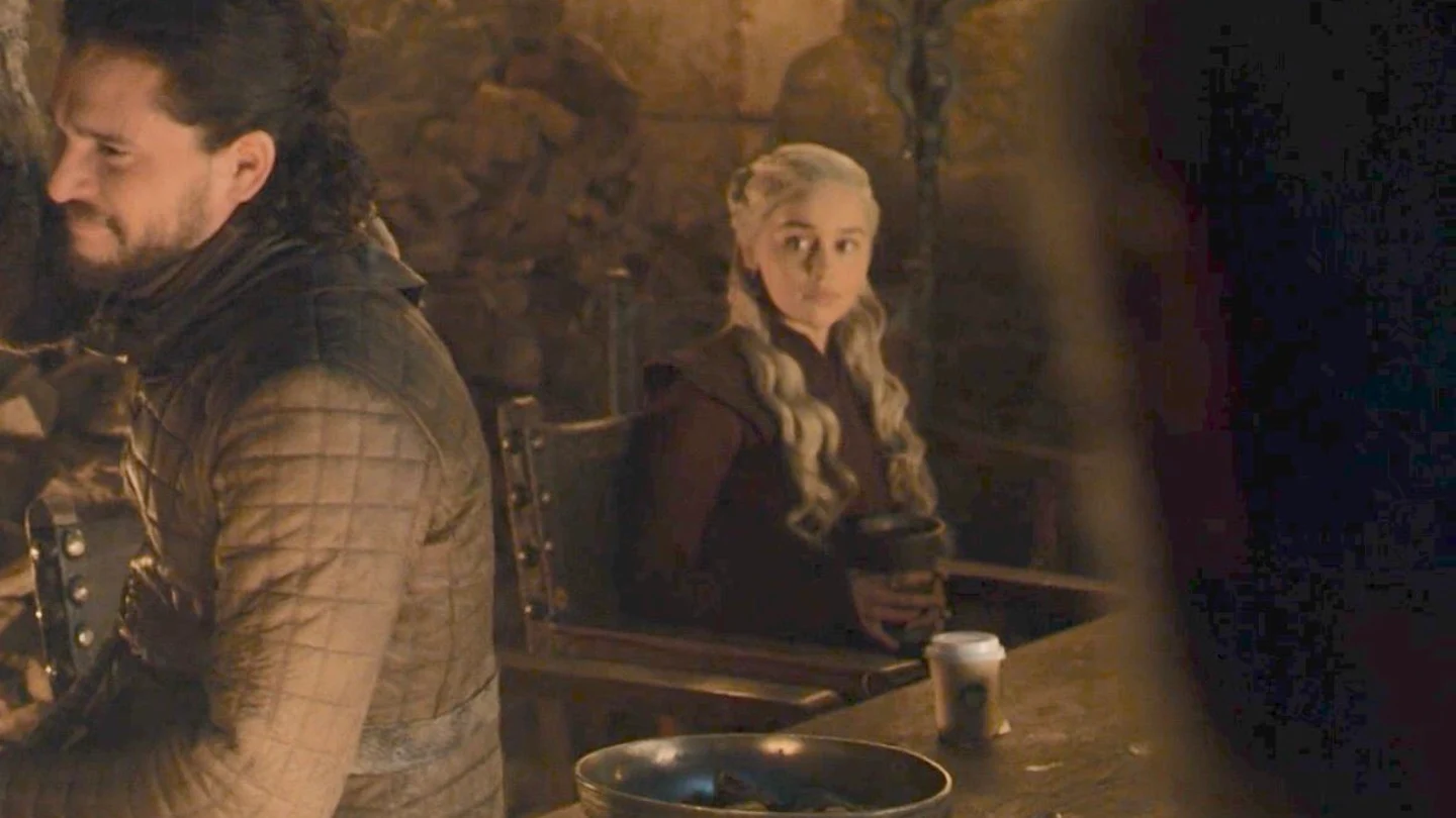 La escena en la que se puede observar un café de la compañía Starbucks. La escena en la que se puede observar un café de la compañía Starbucks.