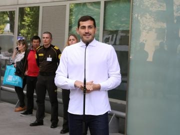Casillas atiende a los medios en la salida del hospital Casillas atiende a los medios en la salida del hospital