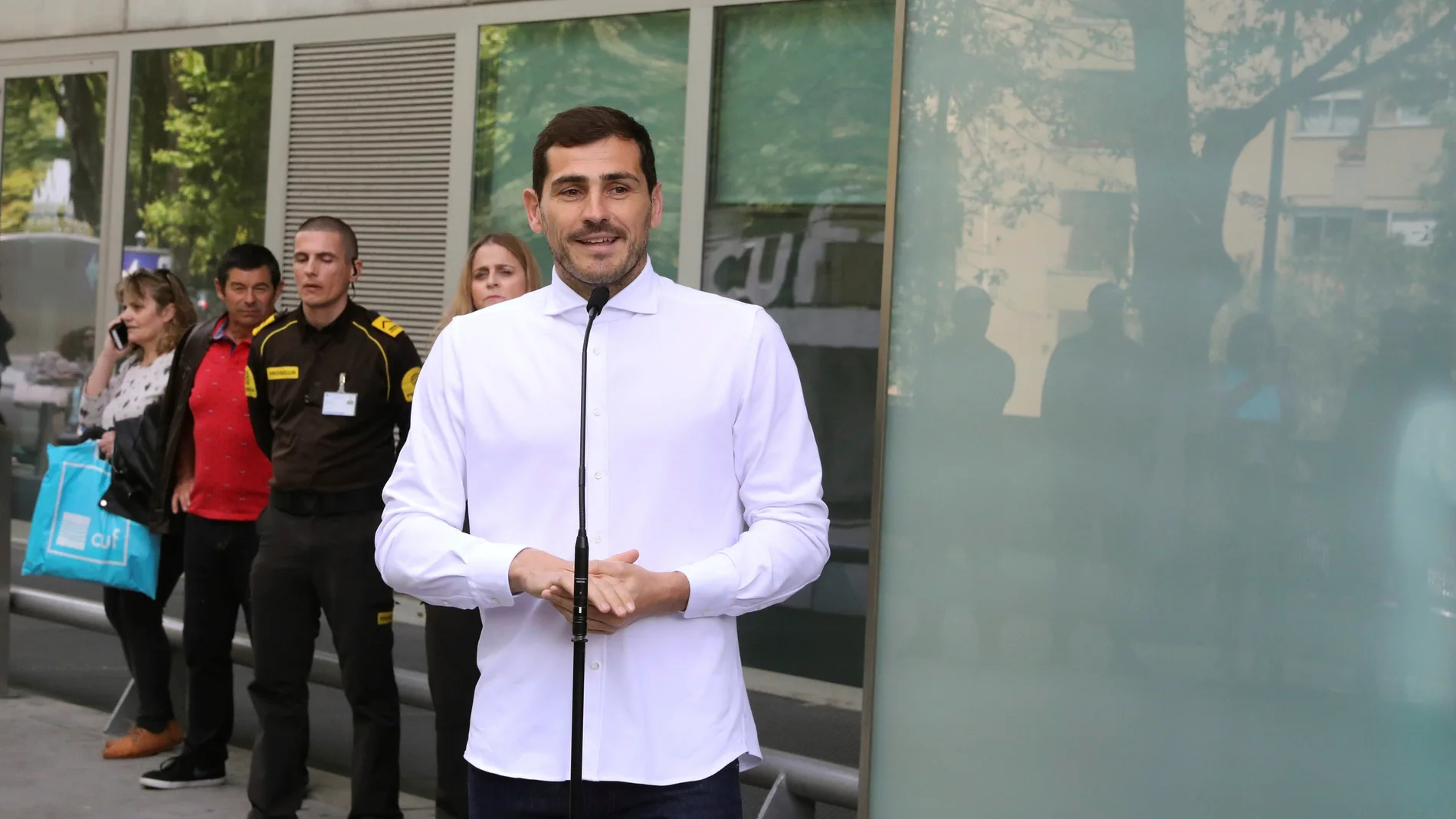Casillas atiende a los medios en la salida del hospital
