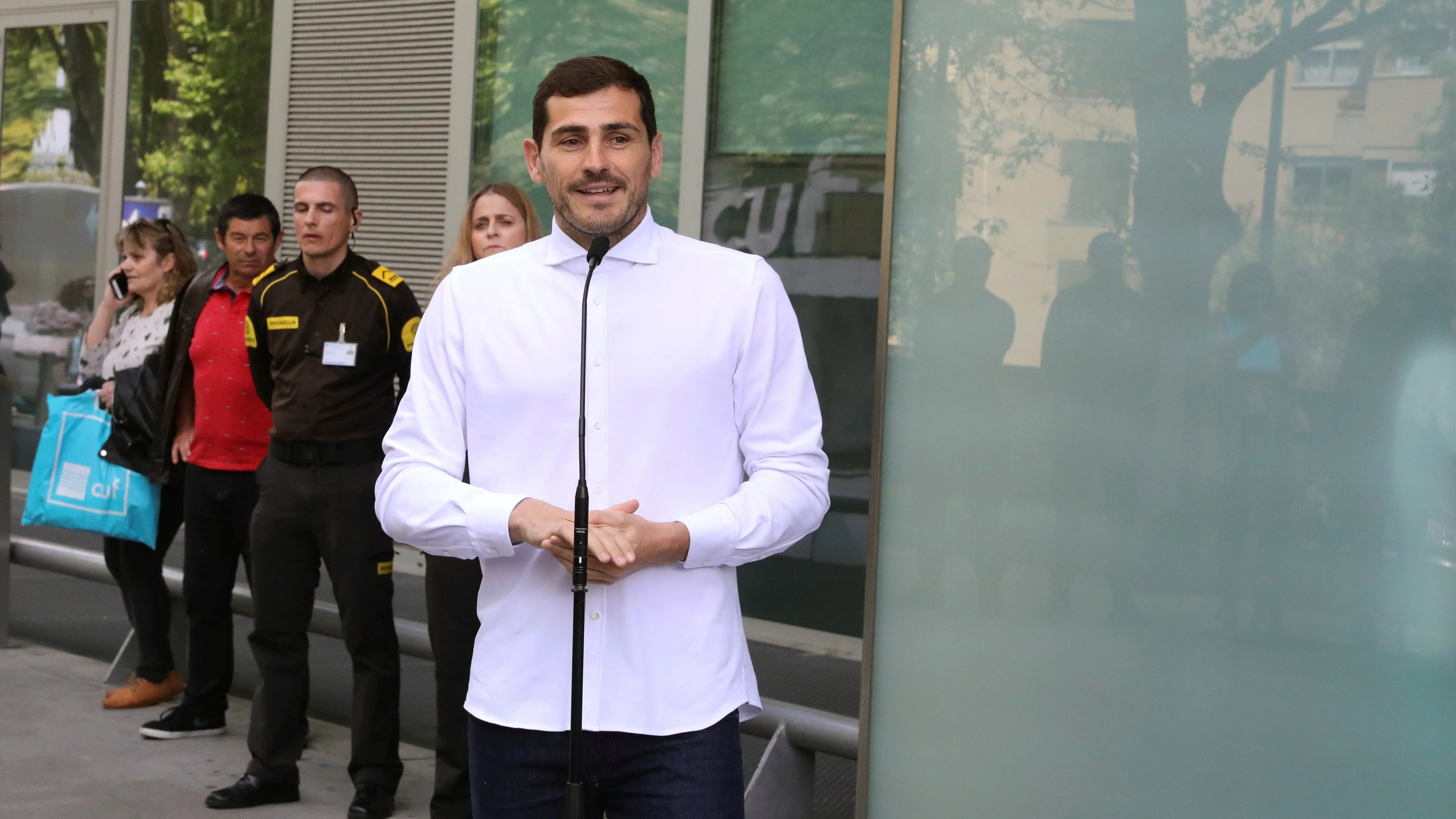 Casillas atiende a los medios en la salida del hospital