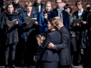 El dueño de ASOS, su mujer y su hija en el funeral El dueño de ASOS, su mujer y su hija en el funeral