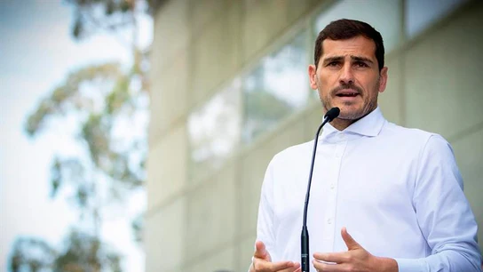 Casillas durante su comparecencia ante los medios a la salida del hospital Casillas durante su comparecencia ante los medios a la salida del hospital