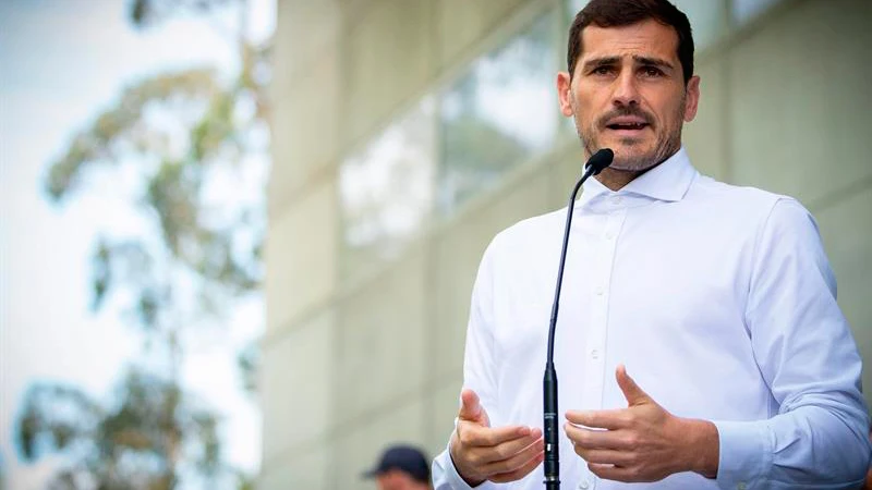 Casillas durante su comparecencia ante los medios a la salida del hospital