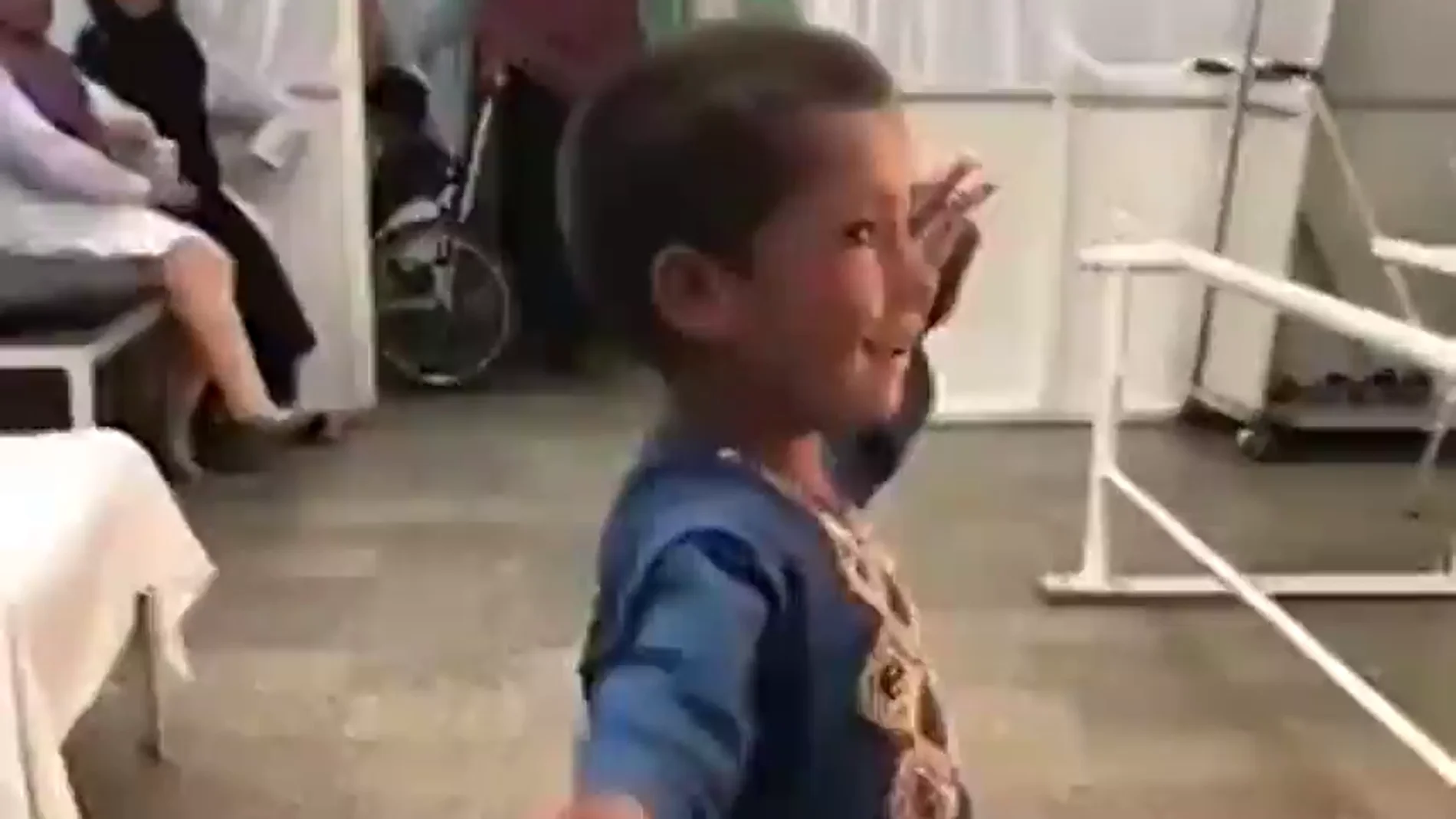 La felicidad de un niño afgano que puede volver a bailar tras quedarse sin pierna en la explosión de una mina