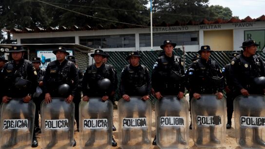Agentes de la Polic&iacute;a de Guatemala aguardan frente a la c&aacute;rcel de Pav&oacute;n