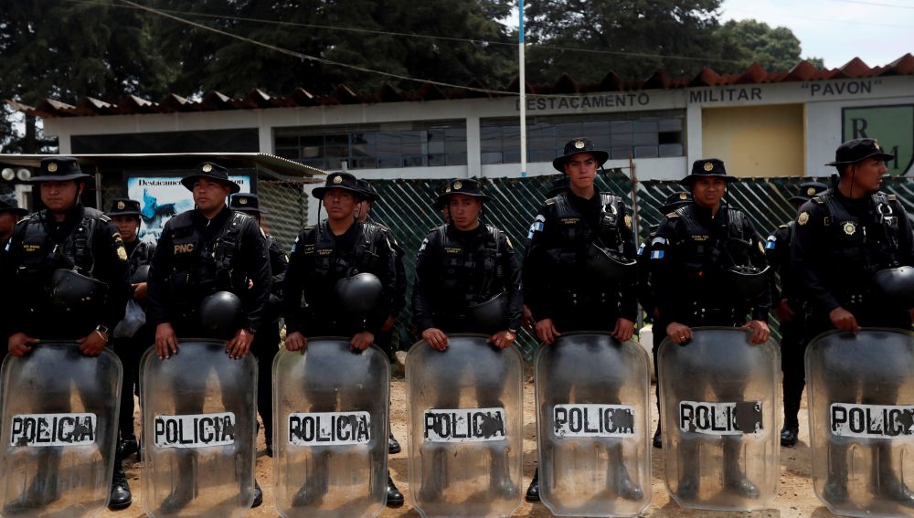 Agentes de la Policía de Guatemala aguardan frente a la cárcel de Pavón