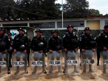 Agentes de la Policía de Guatemala aguardan frente a la cárcel de Pavón Agentes de la Policía de Guatemala aguardan frente a la cárcel de Pavón