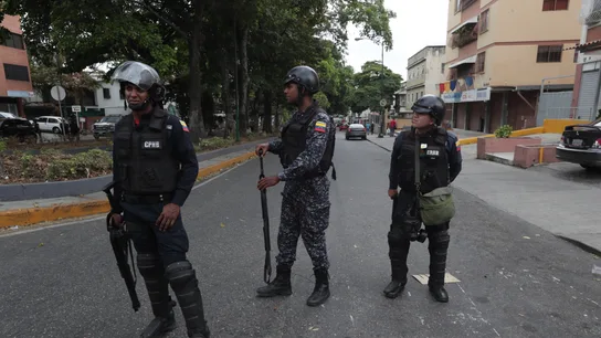 Fuerzas militares patrullan mientras manifestantes caminan hacia La Casona Fuerzas militares patrullan mientras manifestantes caminan hacia La Casona