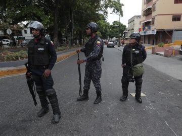 Fuerzas militares patrullan mientras manifestantes caminan hacia La Casona Fuerzas militares patrullan mientras manifestantes caminan hacia La Casona