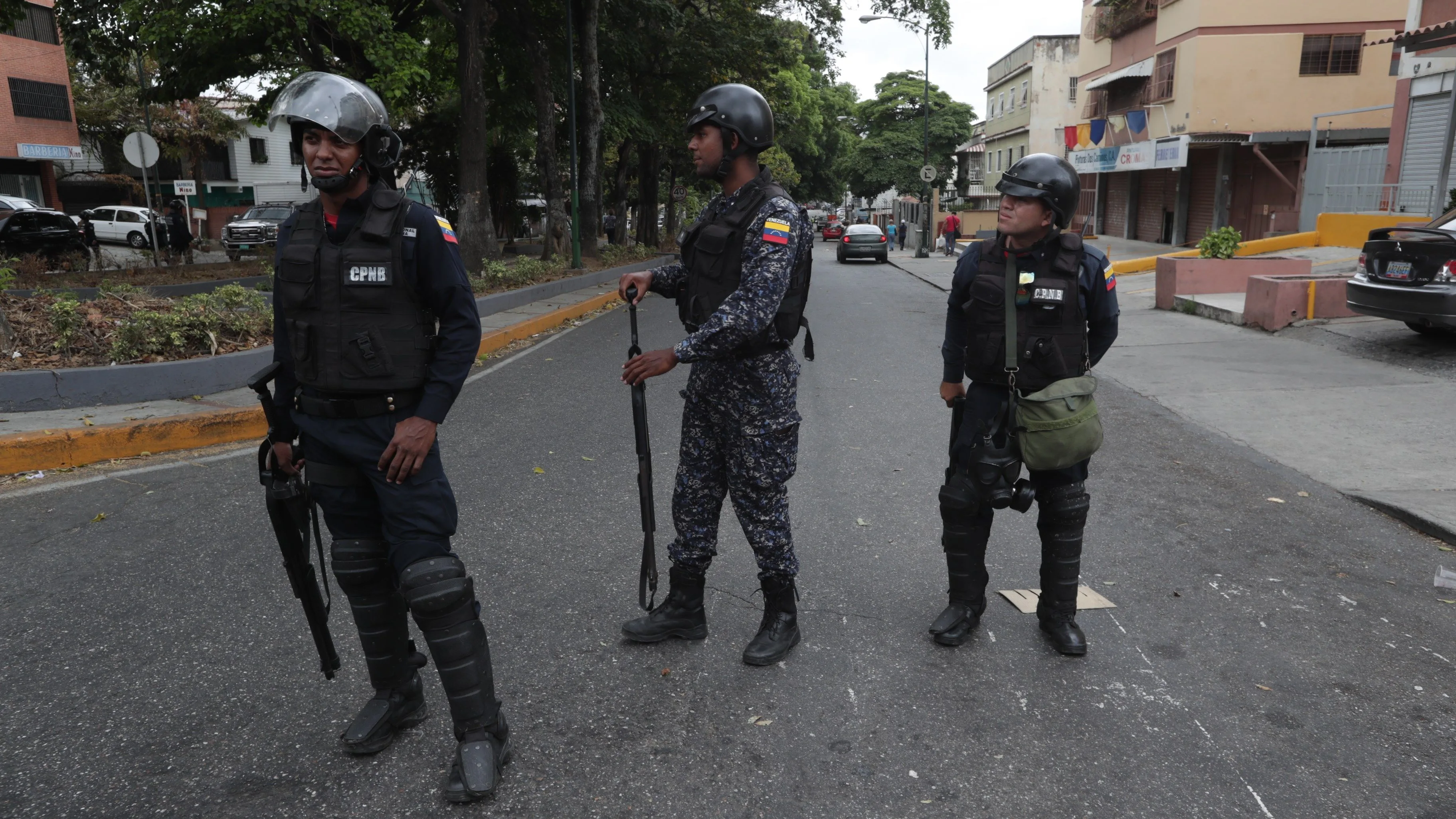 Fuerzas militares patrullan mientras manifestantes caminan hacia La Casona