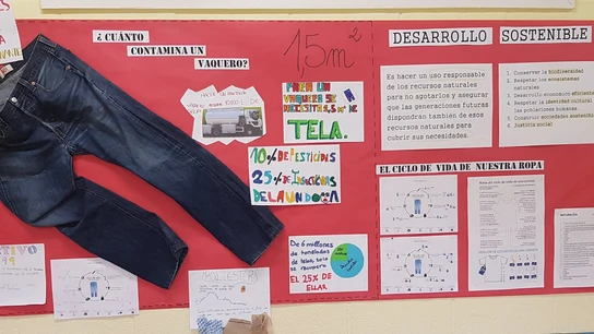 Los alumnos aprenden consumo responsable siguiendo el ciclo de unos vaqueros. Los alumnos aprenden consumo responsable siguiendo el ciclo de unos vaqueros.