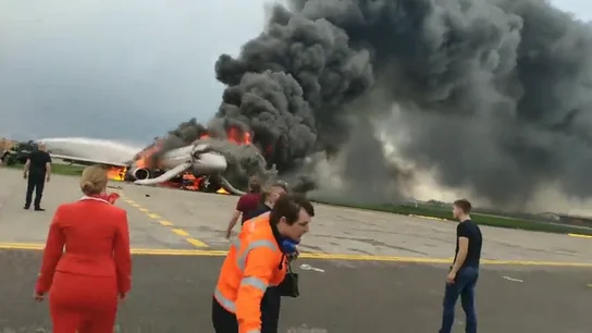 Salen a la luz las imágenes del copiloto del avión siniestrado en Moscú regresando a la aeronave en llamas para salvar pasajeros Salen a la luz las imágenes del copiloto del avión siniestrado en Moscú regresando a la aeronave en llamas para salvar pasajeros