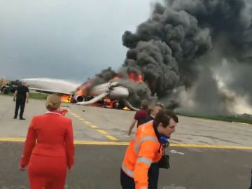 Salen a la luz las imágenes del copiloto del avión siniestrado en Moscú regresando a la aeronave en llamas para salvar pasajeros Salen a la luz las imágenes del copiloto del avión siniestrado en Moscú regresando a la aeronave en llamas para salvar pasajeros