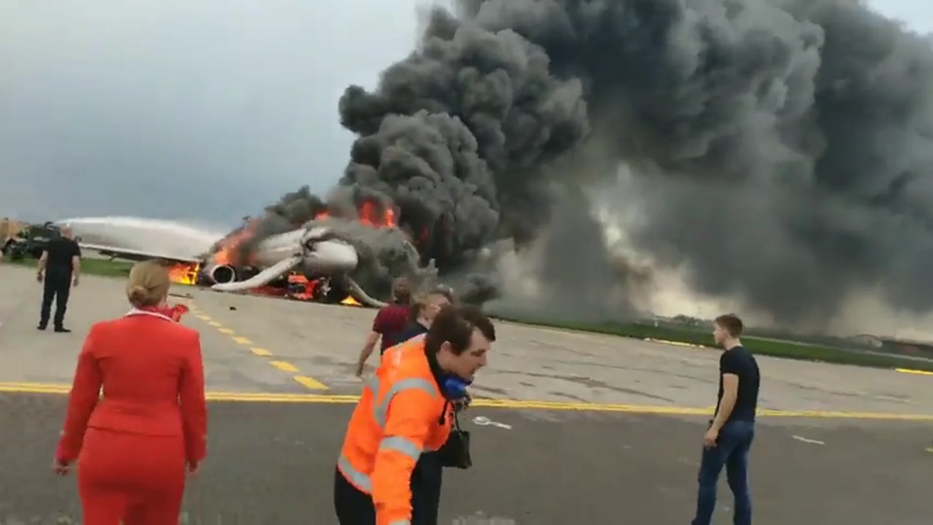 Salen a la luz las imágenes del copiloto del avión siniestrado en Moscú regresando a la aeronave en llamas para salvar pasajeros