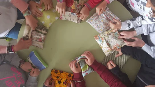 El alumnado fabrica con telas sus propias bolsas para llevar la merienda. El alumnado fabrica con telas sus propias bolsas para llevar la merienda.